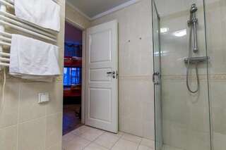 Хостелы Tallinn Backpackers Таллин Общий номер для 6 взрослых с ванной комнатой-4