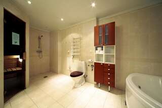 Хостелы Tallinn Backpackers Таллин Общий номер (для 8 взрослых) с собственной ванной комнатой-1