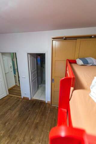 Хостелы Tallinn Backpackers Таллин Кровать в общем 6-местном номере для мужчин и женщин-4